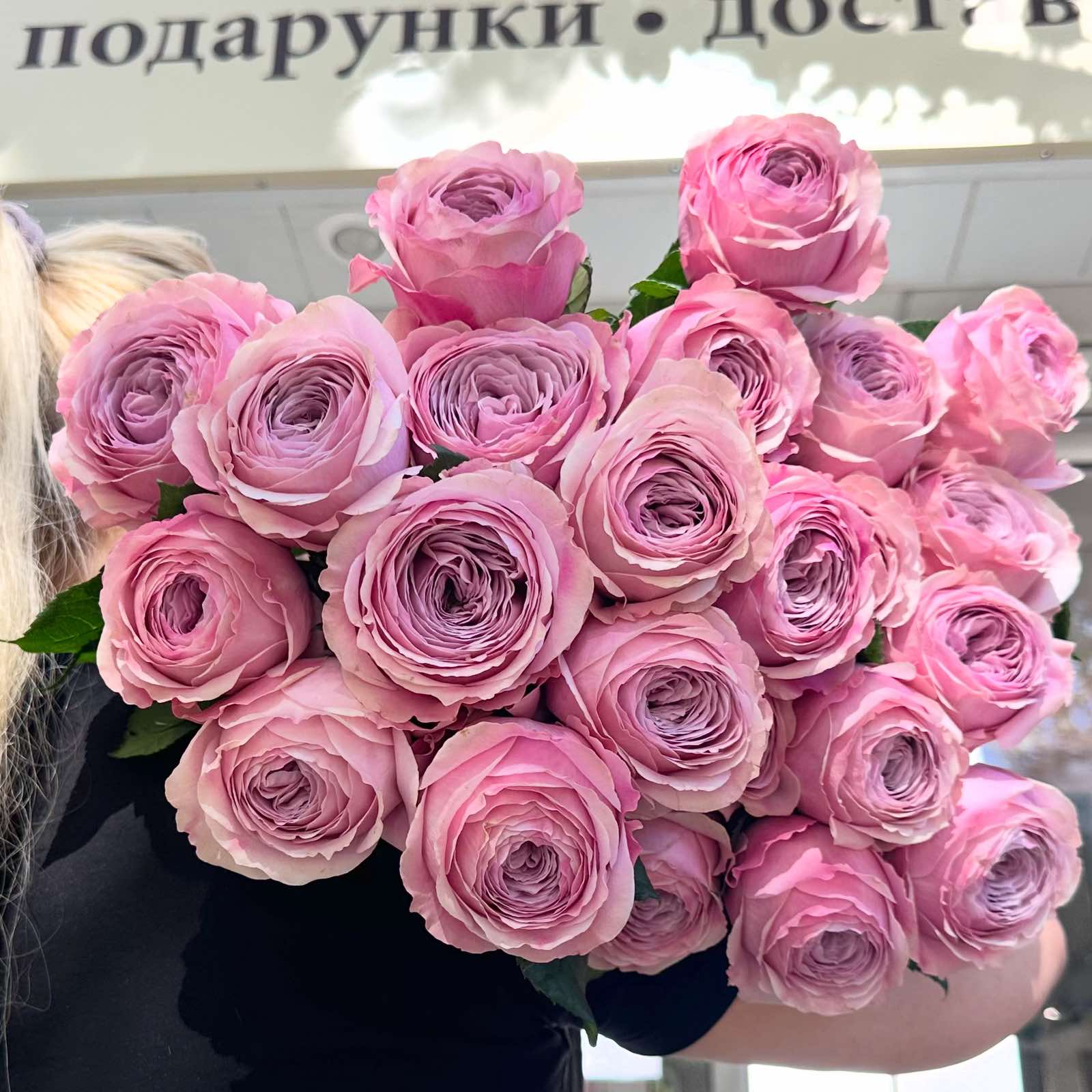 Букет із 23 троянд "Peony Kiss"